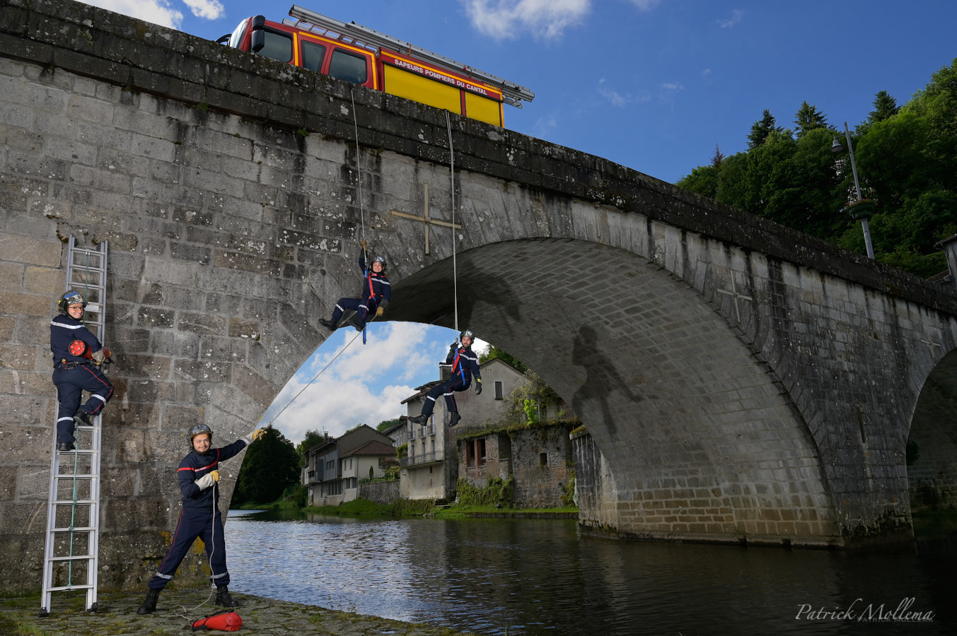 Suspendu au pont.jpg