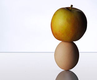 Pomme et œuf en équilibre .jpg