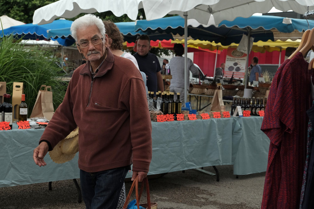 Mina man op markt.jpg