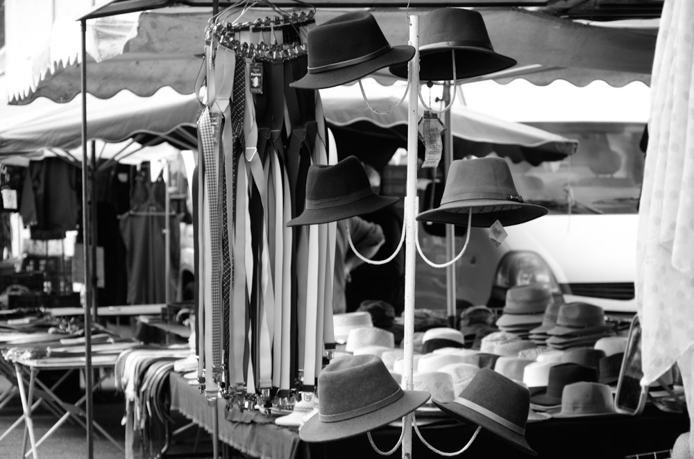 Floor hoedjes op de markt.jpg