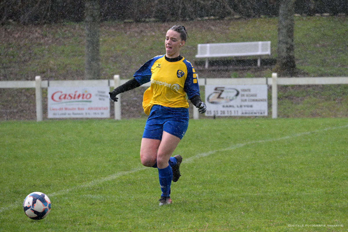 Thibault voetballen in de regen.jpg