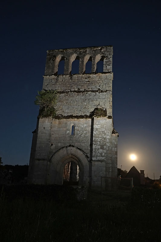 Guda-zie-de-maan-schijnt-langs-de-kerk.jpg