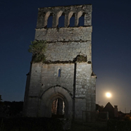 Guda-zie-de-maan-schijnt-langs-de-kerk.jpg